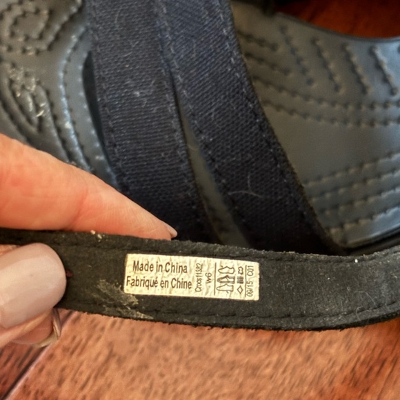 Women’s Croc Sandals - Picture 3 of 3